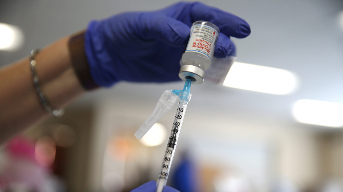 U.S. officials’ decision on Covid-19 booster shots baffles — and upsets — some scientists